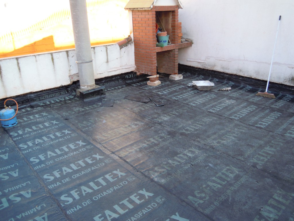 Colocación de tela asfáltica para impermeabilizar terraza