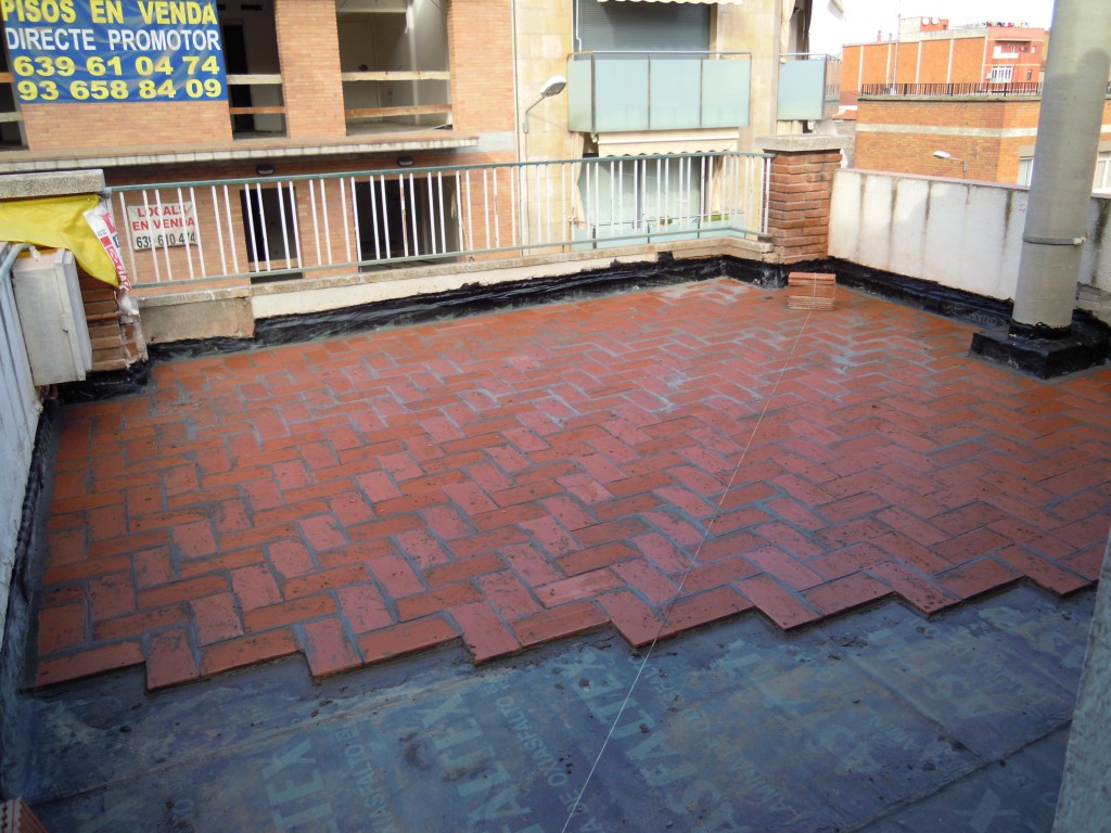 Impermeabilización de terraza con tela asfáltica y rasilla rayada
