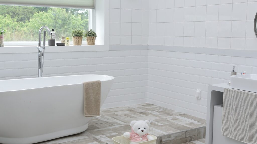 Cuarto de baño con azulejos blancos